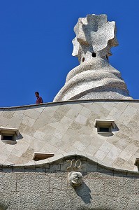 LA CASA MILA EST UN IMMEUBLE RESIDENTIEL DE SIX ETAGES CONSTRUIT PAR ANTONI GAUDI POUR LE FABRICANT DE TISSUS PEDRO MILA.  IL A ETE SURNOMME 'LA PEDRERA'. A L'INTERIEUR DU BATIMENT, UN MUSEE PRESENTE UNE ETUDE DE L'OEUVRE DE GAUDI, BARCELONE, ESPAGNE, EUROPE 