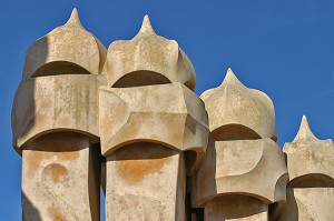 LA CASA MILA EST UN IMMEUBLE RESIDENTIEL DE SIX ETAGES CONSTRUIT PAR ANTONI GAUDI POUR LE FABRICANT DE TISSUS PEDRO MILA.  IL A ETE SURNOMME 'LA PEDRERA'. A L'INTERIEUR DU BATIMENT, UN MUSEE PRESENTE UNE ETUDE DE L'OEUVRE DE GAUDI, BARCELONE, ESPAGNE, EUROPE 