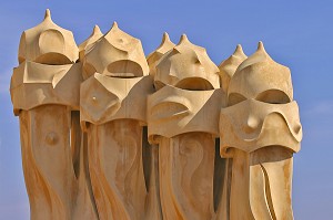LA CASA MILA EST UN IMMEUBLE RESIDENTIEL DE SIX ETAGES CONSTRUIT PAR ANTONI GAUDI POUR LE FABRICANT DE TISSUS PEDRO MILA.  IL A ETE SURNOMME 'LA PEDRERA'. A L'INTERIEUR DU BATIMENT, UN MUSEE PRESENTE UNE ETUDE DE L'OEUVRE DE GAUDI, BARCELONE, ESPAGNE, EUROPE 