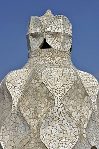 LA CASA MILA EST UN IMMEUBLE RESIDENTIEL DE SIX ETAGES CONSTRUIT PAR ANTONI GAUDI POUR LE FABRICANT DE TISSUS PEDRO MILA.  IL A ETE SURNOMME 'LA PEDRERA'. A L'INTERIEUR DU BATIMENT, UN MUSEE PRESENTE UNE ETUDE DE L'OEUVRE DE GAUDI, BARCELONE, ESPAGNE, EUROPE 