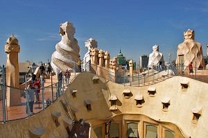 LA CASA MILA EST UN IMMEUBLE RESIDENTIEL DE SIX ETAGES CONSTRUIT PAR ANTONI GAUDI POUR LE FABRICANT DE TISSUS PEDRO MILA.  IL A ETE SURNOMME 'LA PEDRERA'. A L'INTERIEUR DU BATIMENT, UN MUSEE PRESENTE UNE ETUDE DE L'OEUVRE DE GAUDI, BARCELONE, ESPAGNE, EUROPE 