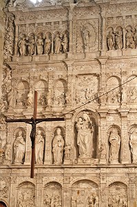 RETABLE EN ALBATRE DU 16EME SIECLE DANS LE CHOEUR DE L'EGLISE, MONASTERE DE SANTA MARIA DE POBLET (XIIEME SIECLE), ABBAYE CISTERCIENNE ESPAGNOLE ET PANTHEON DES ROIS D'ARAGON, VIMBODI, CATALOGNE, ESPAGNE 