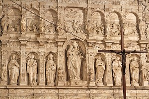 RETABLE EN ALBATRE DU 16EME SIECLE DANS LE CHOEUR DE L'EGLISE, MONASTERE DE SANTA MARIA DE POBLET (XIIEME SIECLE), ABBAYE CISTERCIENNE ESPAGNOLE ET PANTHEON DES ROIS D'ARAGON, VIMBODI, CATALOGNE, ESPAGNE 