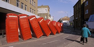 SCULPTURE DE CABINES TELEPHONIQUES ROUGES, BANLIEUE DE LONDRES, LONDRES, ANGLETERRE 