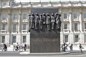 THE WOMEN OF WORLD WAR TWO MEMORIAL, MONUMENT EN HOMMAGE AUX 7 MILLIONS DE FEMMES AYANT CONTRIBUE A L'EFFORT DE GUERRE PENDANT LA SECONDE GUERRE MONDIALE, OEUVRE DU SCULPTEUR JOHN MILLS, QUARTIER WHITEHALL, LONDRES, ANGLETERRE 