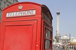 CABINE TELEPHONIQUE TRADITIONNELLE PRES DE LA NELSON COLUMN, TRAFALGAR SQUARE, LONDRES, ANGLETERRE 