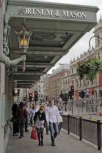 EXTERIEUR DU CELEBRE MAGASIN FORTNUM AND MASON, EPICERIE DE LUXE, PICCADILLY STREET, LONDRES, ANGLETERRE 