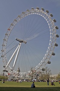 MILLENIUM WHEEL (GRANDE ROUE DU MILLENAIRE), APPELEE EGALEMENT THE LONDON EYE (L'OEIL DE LONDRES), INSTALLEE POUR LES FESTIVITES DE L'AN 2000, LONDRES, ANGLETERRE 