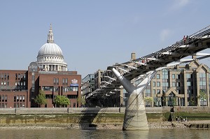 MILLENIUM BRIDGE, PONT EDIFIE PAR L'ARCHITECTE NORMAN FOSTER ET INAUGURE EN L'AN 2000, ET EN ARRIERE-PLAN, LA VILLE AVEC LA CATHEDRALE SAINT-PAUL, LONDRES, ANGLETERRE 