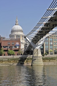 MILLENIUM BRIDGE, PONT EDIFIE PAR L'ARCHITECTE NORMAN FOSTER ET INAUGURE EN L'AN 2000, ET EN ARRIERE-PLAN, LA VILLE AVEC LA CATHEDRALE SAINT-PAUL, LONDRES, ANGLETERRE 