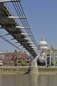 MILLENIUM BRIDGE, PONT EDIFIE PAR L'ARCHITECTE NORMAN FOSTER ET INAUGURE EN L'AN 2000, ET EN ARRIERE-PLAN, LA VILLE AVEC LA CATHEDRALE SAINT-PAUL, LONDRES, ANGLETERRE 