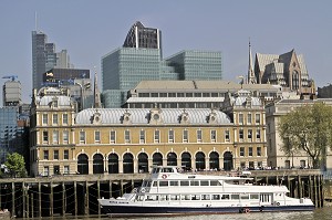 CONTRASTE ENTRE UNE ARCHITECTURE ANCIENNE ET LES BUILDINGS CONTEMPORAINS DU MORE LONDON, NOUVEAU QUARTIER DES AFFAIRES, BERGES DE LA TAMISE, LONDRES, ANGLETERRE 