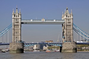 TOWER BRIDGE, PONT LEVANT EDIFIE A LA FIN DU XIXEME SIECLE ET FRANCHISSANT LA TAMISE, LONDRES, ANGLETERRE 