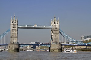 TOWER BRIDGE, PONT LEVANT EDIFIE A LA FIN DU XIXEME SIECLE ET FRANCHISSANT LA TAMISE, LONDRES, ANGLETERRE 