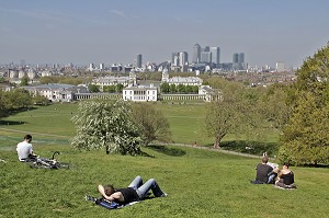 VUE GENERALE DE MARITIME GREENWICH CLASSE AU PATRIMOINE MONDIAL DE L'UNESCO, AVEC LE NATIONAL MARITIME MUSEUM INSTALLE DANS LA QUEEN'S HOUSE ET LE ROYAL NAVAL COLLEGE, ET EN ARRIERE-PLAN, LE QUARTIER D'AFFAIRES CANARY WHARF, GREENWICH, LONDRES, ANGLETERRE 