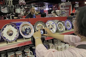 ASSIETTES DECOREES A L'EFFIGIE DE KATE ET WILLIAM,  NOUVEAU COUPLE PRINCIER, MAGASIN DE SOUVENIRS, LONDRES, ANGLETERRE 