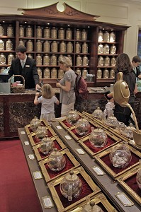 INTERIEUR DU CELEBRE MAGASIN FORTNUM AND MASON, EPICERIE DE LUXE, LONDRES, ANGLETERRE 