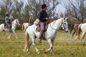 LUCIEN KRENINGER, ELEVEUR DE CHEVAUX CAMARGUAIS AU MAS ALBARIC LORS D'UNE MANIFESTATION SUR L'ELOGE DE L'AUTRE, AIGUES MORTES, GARD (30), FRANCE 