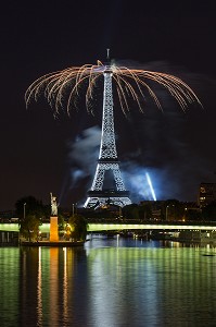 FEU D'ARTIFICE ET ILLUMINATIONS A PARIS (75), ILE DE FRANCE, FRANCE 