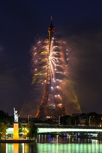 FEU D'ARTIFICE ET ILLUMINATIONS A PARIS (75), ILE DE FRANCE, FRANCE 