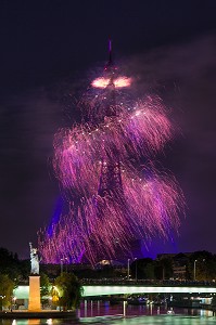 FEU D'ARTIFICE ET ILLUMINATIONS A PARIS (75), ILE DE FRANCE, FRANCE 