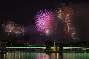 FEU D'ARTIFICE ET ILLUMINATIONS A PARIS (75), ILE DE FRANCE, FRANCE 