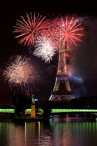 FEU D'ARTIFICE ET ILLUMINATIONS A PARIS (75), ILE DE FRANCE, FRANCE 
