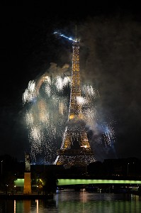 FEU D'ARTIFICE ET ILLUMINATIONS A PARIS (75), ILE DE FRANCE, FRANCE 