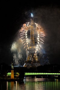 FEU D'ARTIFICE ET ILLUMINATIONS A PARIS (75), ILE DE FRANCE, FRANCE 