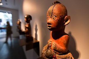 EXPOSITION TSOGHO, LES ICONES DE BWITI, GALERIE DULON, PARIS (75), ILE DE FRANCE, FRANCE 