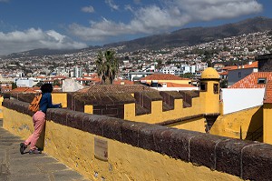 VUE DU FORT SAINT-JACQUES SUR LES COLLINES DE FUNCHAL, ILE DE MADERE, PORTUGAL 