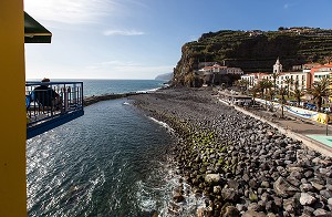 VUE PLONGEANTE ET HORS DE SOL SUR PLAGE DE PONTA DO SOL, ILE DE MADERE, PORTUGAL 