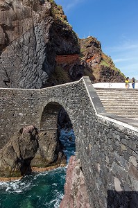 PROMENADE SUR LA PLAGE DE PONTA DO SOL, ILE DE MADERE, PORTUGAL 