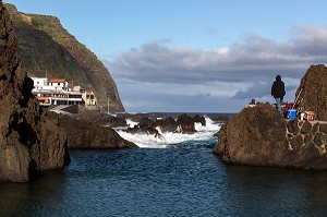 PECHEURS ET DEFERLANTE DE VAGUES, PORTO-MONIZ, ILE DE MADERE, PORTUGAL 