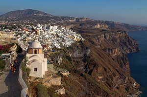 THIRA FIRA, SANTORIN, ILE GRECQUE, RANDONNEE TYPIQUE ET ROMANTIQUE, GRECE 