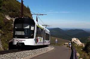 LE PANORAMIQUE DES DOMES NOUS TRANSPORTE JUSQU'AU SOMMET DU PUY DE DOME, AU TEMPLE DE MERCURE ET AU LABORATOIRE ET PYLONE DE TDF DU PUY DE DOME. CIRCUITS PEDESTRES, AUVERGNE, (63) ORCINES, FRANCE 