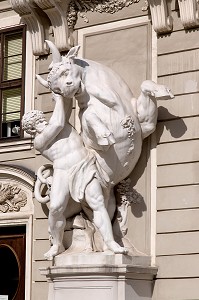 COURS CARREE DU PALAIS DE HOFBURG, STATUE DE FACADE, VIENNE, AUTRICHE 