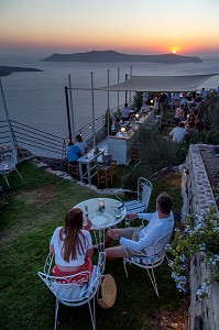 COUCHER DE SOLEIL A THIRA FIRA, SANTORIN, ILE GRECQUE, RANDONNEE TYPIQUE ET ROMANTIQUE, GRECE 