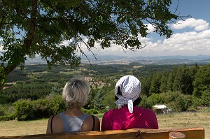 AU BELVEDERE LES DEUX FRERES, UNE VUE PANORAMIQUE DES CHAINES DU PUY DE DOME, (63) ECHANDELYS, RANDONNÉE PEDESTRE EN AUVERGNE 