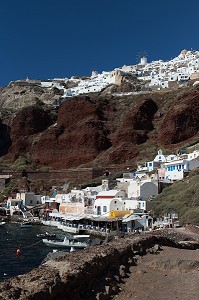 OIA, LES RESTAURANTS AU BORD DE L'EAU, SANTORIN, ILE GRECQUE, RANDONNEE TYPIQUE ET ROMANTIQUE, GRECE 