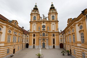 EGLISE ABBATIALE CONSACREE A SAINT-PIERRE ET SAINT-PAUL, ART BAROQUE, BASSE AUTRICHE, PLAINE DE LA WACHAU, VALLEE DU DANUBE, AUTRICHE 