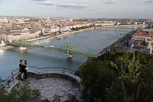 VUE SUR LE DANUBE ET SES BATEAUX DE CROISIERES, PONT DE LA LIBERTE, PROMENADE ROMANTIQUE SUR LA COLLINE DE BUDA, BUDAPEST, HONGRIE 