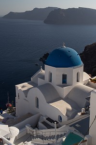 OIA, CHAPELLE ORTHODOXE SUR FOND DE VOLCAN, SANTORIN, ILE GRECQUE, RANDONNEE TYPIQUE ET ROMANTIQUE, GRECE 