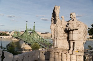 PONT DE LA LIBERTE, STATUE DE SAINT GELLERT, DANUBE, BUDAPEST, HONGRIE 