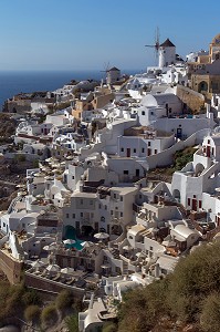 OIA, ARCHITECTURE TRADITIONNELLE ET SON MOULIN, SANTORIN, ILE GRECQUE, RANDONNEE TYPIQUE ET ROMANTIQUE, GRECE 