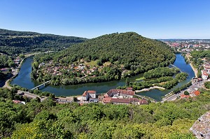 VUE DU HAUT DES REMPARTS DE LA CITADELLE SUR LA VILLE DE BESANCON ET LA COLLINE DE CHAUDANNE TRAVERSEE PAR LE DOUBS, BESANCON, (25) DOUBS, REGION BOURGOGNE-FRANCHE-COMTE, FRANCE 