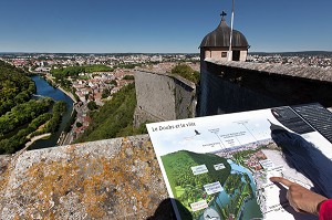 VUE DU HAUT DES REMPARTS DE LA CITADELLE SUR LA VILLE DE BESANCON ET LA COLLINE DE CHAUDANNE TRAVERSEE PAR LE DOUBS, BESANCON, (25) DOUBS, REGION BOURGOGNE-FRANCHE-COMTE, FRANCE 