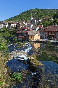 RIVIERE DU DOUBS DANS LE VILLAGE DE PONTARLIER, DOUBS, PROMENADE DE BESANCON A LA FRONTIERE SUISSE, (25) DOUBS, BOURGOGNE-FRANCHE-COMTE, FRANCE 