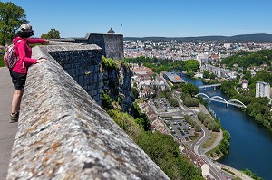 VUE DU HAUT DE LA CITADELLE DE BESANCON, PONT DU CHARDONNET, ROND POINT DE NEUFCHATEL, BESANCON, (25) DOUBS, REGION BOURGOGNE-FRANCHE-COMTE, FRANCE 