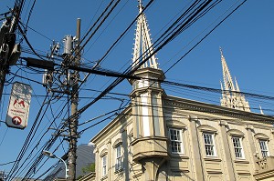 FILS ELECTRIQUES ET POTEAUX ANTISISMIQUES DEVANT UN BATIMENT A L'ARCHITECTURE ATYPIQUE (MELANGE DE NEOCLASSICISME ET DE NEOGOTHIQUE), QUARTIER GANZA, TOKYO, JAPON 